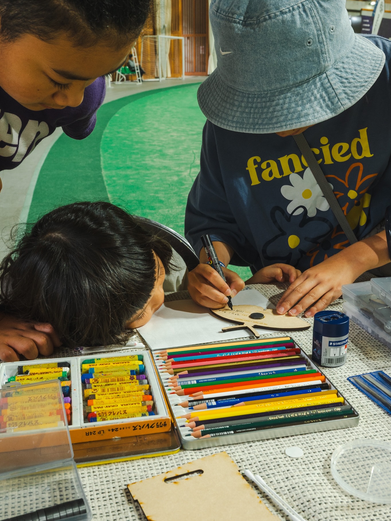 10月4日・5日に開催された 「ALPS OUTDOOR SUMMIT」 に出展いたしました🕊️
ブースにお立ち寄りくださった皆さま、本当にありがとうございました!
今回もたくさんの素敵な作品が生まれ、たくさんの刺激をもらいました🦋🐟🦜
ワンオペだったため、すべての作品を写真に収めることができなかったのが心残りです…🥲
また、ご対応までにお時間をいただいたお客さまはお待ちいただきありがとうございました🙇💦
AOSは来年も開催(予定)とのことです。
もしKNOCK DESIGNが出店していたら、ぜひブースを覗きに来てください🦢
改めまして、ありがとうございました!
運営の皆さまも本当にお疲れさまでした🏔️