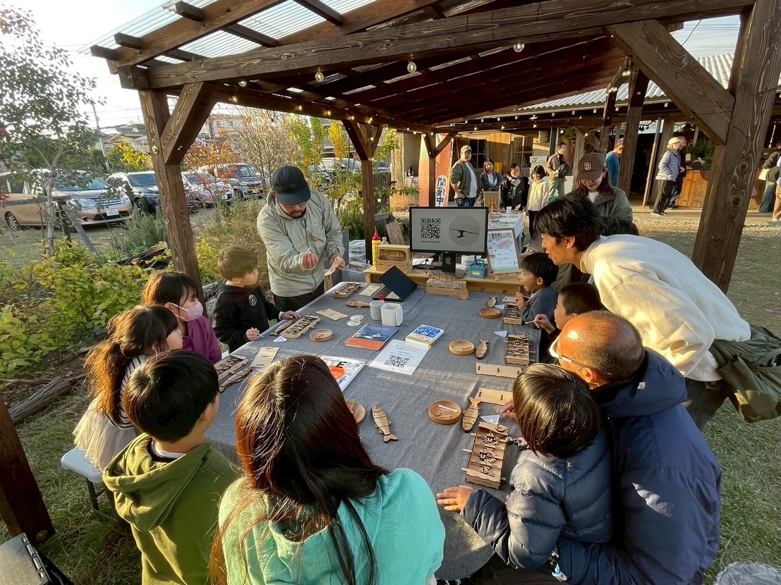 ワークショップにご参加いただいた皆様、ありがとうござました!🐟
発見や学びなどお持ち帰りいただけたでしょうか🔍👀
今回は八王子オープンファクトリー内でのイベントでしたので、僕が普段していることや、これまでどのようなことをしてきたか。また設計の話しなど、スライドを使いながら説明させていただきました📺
あまり参考にならなかったかもしれませんが、こういう風に生きている人もいるんだなーと、頭の片隅に留めていただけたら嬉しいです。
来年もオープンファクトリーが開催される際はエントリーしてみたいと思っています。
新しい発見や学びのあるコンテンツを準備して参りますので、ぜひまた参加をご検討ください🛠️
改めましてワークショップにご参加いただき、ありがとうございました!
また、今回場所を提供していただいた磯沼牧場様 、@isonuma__milkfarm
お手伝いとして参加してくれた書道家のはーちゃん
@hacreii 、
本当にありがとうございました!
@hachioji_openfactory