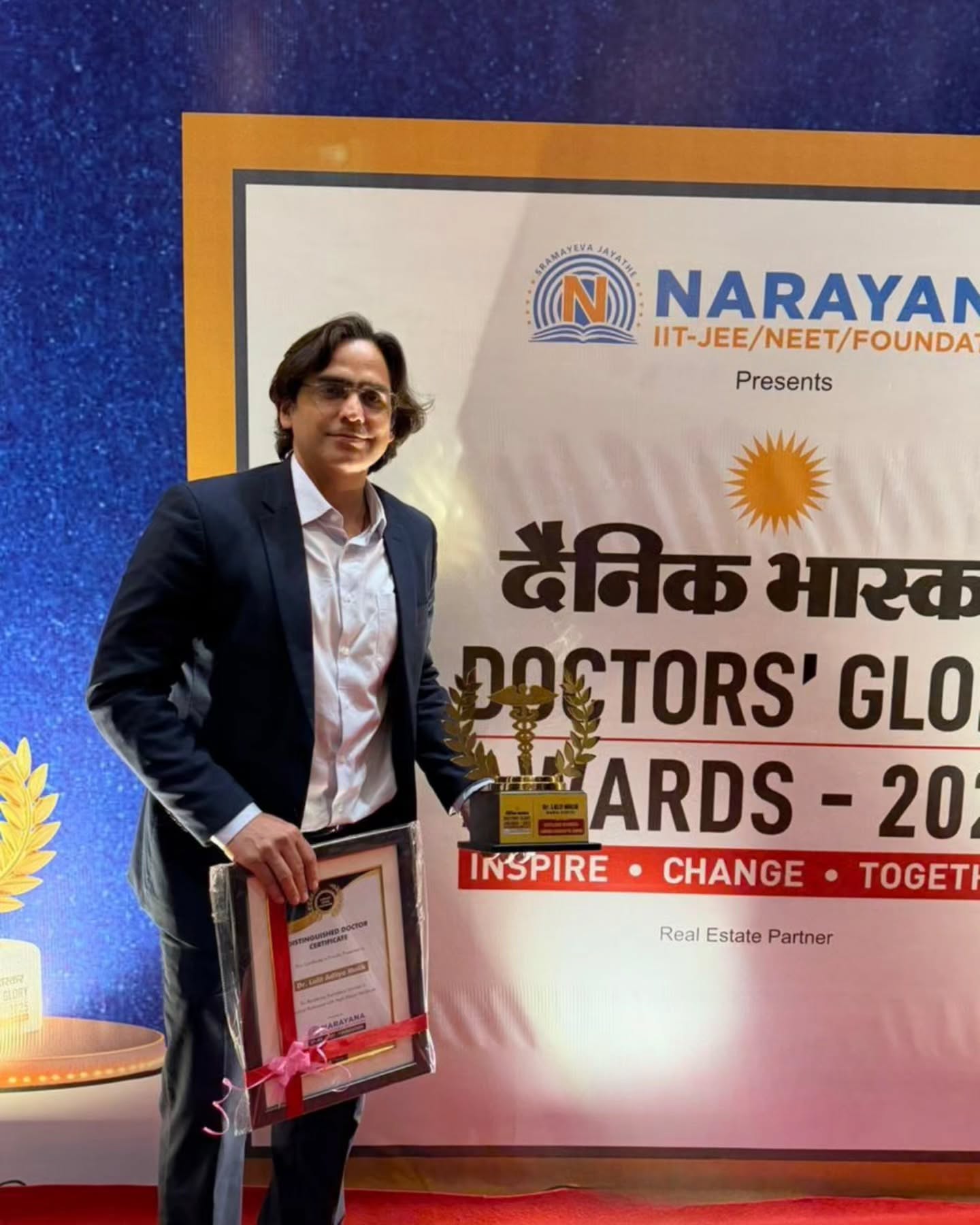 Honored at the Doctors’ Glory 𝐀𝐰𝐚𝐫𝐝𝐬 𝟐𝟎𝟐𝟔 𝐟𝐨𝐫 𝐞𝐱𝐜𝐞𝐥𝐥𝐞𝐧𝐜𝐞 𝐢𝐧 𝐑𝐨𝐛𝐨𝐭𝐢𝐜 𝐇𝐞𝐚𝐫𝐭 𝐒𝐮𝐫𝐠𝐞𝐫𝐲 𝐢𝐧 𝐉𝐚𝐢𝐩𝐮𝐫. The award was graciously presented by 𝐒𝐡𝐫𝐢 𝐆𝐚𝐣𝐞𝐧𝐝𝐫𝐚 𝐒𝐢𝐧𝐠𝐡 𝐊𝐡𝐢𝐦𝐬𝐚𝐫, 𝐇𝐨𝐧’𝐛𝐥𝐞 𝐇𝐞𝐚𝐥𝐭𝐡 𝐌𝐢𝐧𝐢𝐬𝐭𝐞𝐫, 𝐆𝐨𝐯𝐞𝐫𝐧𝐦𝐞𝐧𝐭 𝐨𝐟 𝐑𝐚𝐣𝐚𝐬𝐭𝐡𝐚𝐧.
A journey driven by dedication, innovation, and an unwavering commitment to saving lives one heartbeat at a time. 🤖❤️
📍 𝐋𝐨𝐜𝐚𝐭𝐢𝐨𝐧: 𝐒𝐞𝐜𝐭𝐨𝐫 𝟓, 𝐌𝐚𝐢𝐧 𝐒𝐢𝐤𝐚𝐫 𝐑𝐨𝐚𝐝, 𝐕𝐢𝐝𝐲𝐚𝐝𝐡𝐚𝐫 𝐍𝐚𝐠𝐚𝐫, 𝐉𝐚𝐢𝐩𝐮𝐫
📞 𝐏𝐡𝐨𝐧𝐞: +𝟗𝟏 𝟖𝟖𝟎𝟐𝟖𝟎𝟏𝟑𝟖𝟏
🌐 𝐖𝐞𝐛𝐬𝐢𝐭𝐞: 𝐰𝐰𝐰.𝐝𝐫𝐥𝐚𝐥𝐢𝐭𝐦𝐚𝐥𝐢𝐤.𝐜𝐨𝐦
#DoctorsGloryAwards #RoboticHeartSurgery #CardiacExcellence #HealthcareInnovation #SavingLives