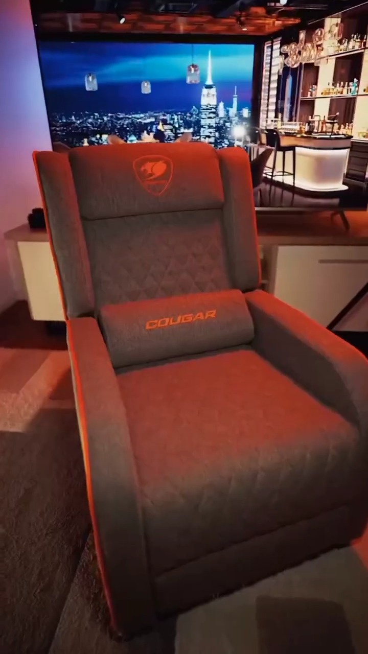 Main game nggak harus selalu duduk tegak di depan meja. Dengan COUGAR Ranger One, kamu bisa menikmati kenyamanan gaming sofa dengan sandaran yang dapat direbahkan, footrest, serta dukungan untuk kepala dan punggung. Cocok buat gaming, nonton film, atau sekadar santai setelah aktivitas seharian. Sudah siap bikin setup kamu lebih nyaman? Langsung DM kami untuk cek stok ! #PWNDShop #ExperienceFirst #COUGAR #COUGARRangerOne #GamingSofa #GamingSetup #GamingChair